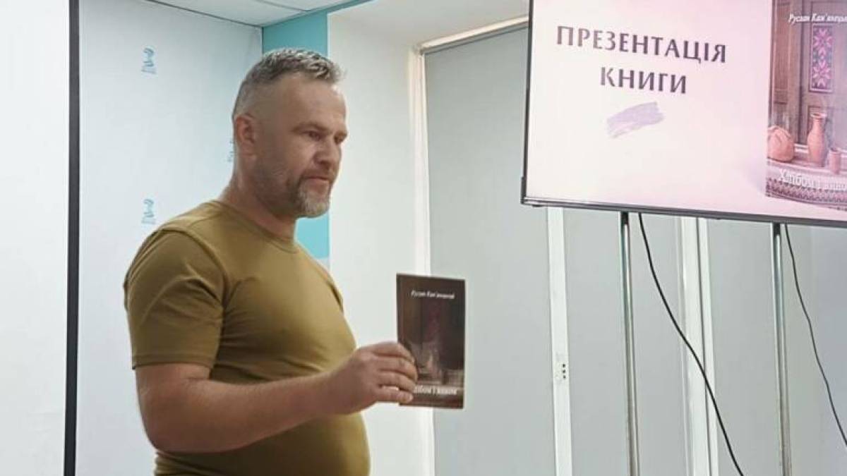 Воїн-поет презентував у запорізькій бібліотеці свою першу книгу