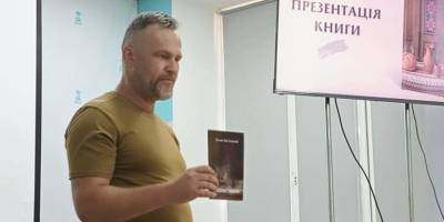 Воїн-поет презентував у запорізькій бібліотеці свою першу книгу