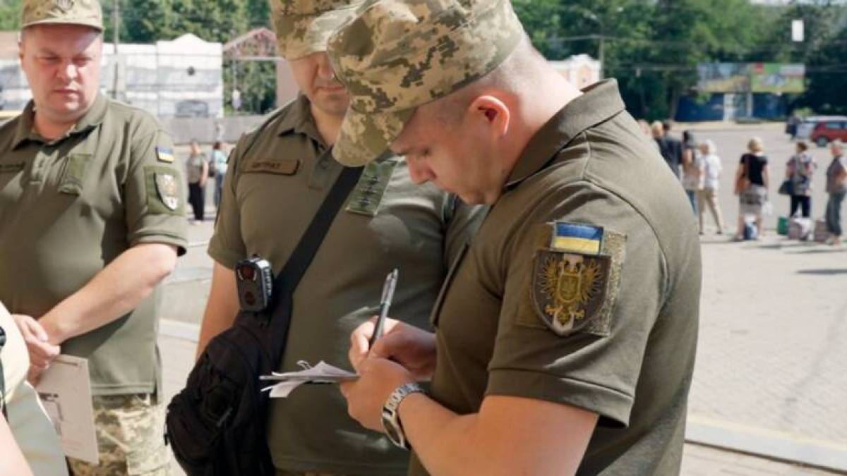 Працівники ТЦК та СП з 1 вересня мають фіксувати вручення повісток на бодікамери