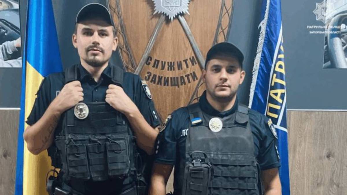 Пасажирці стало зле в авто — запорізькі патрульні першими прийшли на допомогу