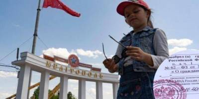 У Мелітополі — нова перешкода для батьків: дітей не випускають без «червоної печатки»