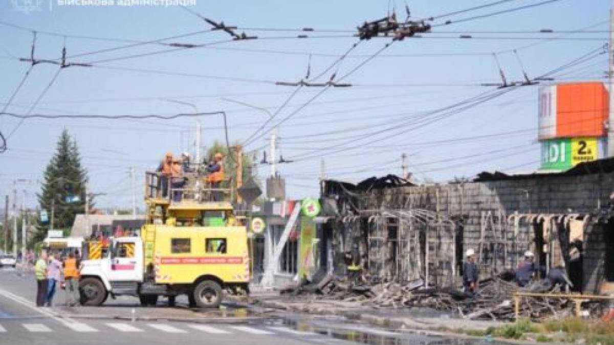 Три людини загинули, багато поранених у важкому стані – такі наслідки ворожої атаки на Запоріжжя.