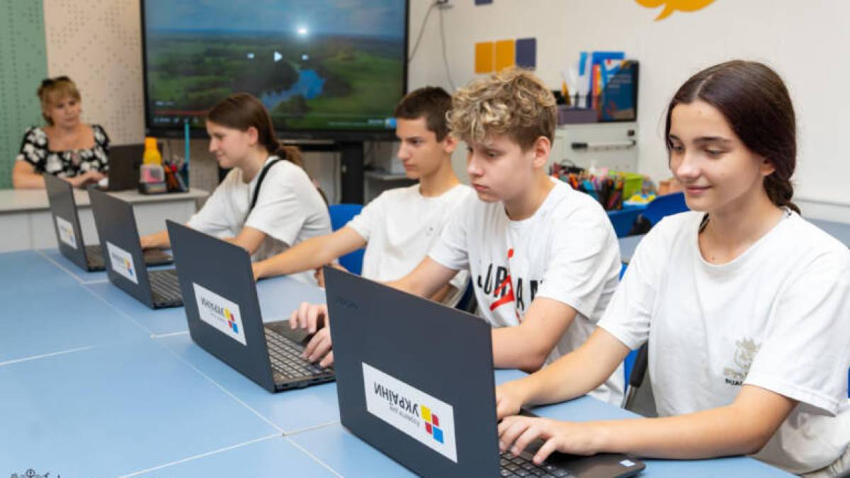 Запорізька школа отримала 20 ноутбуків від Хорватії