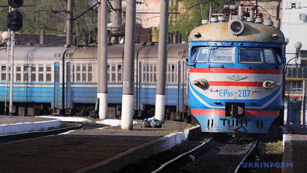 “Укрзалізниця” попереджає про затримку поїздів через ворожі обстріли
