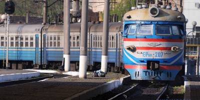“Укрзалізниця” попереджає про затримку поїздів через ворожі обстріли