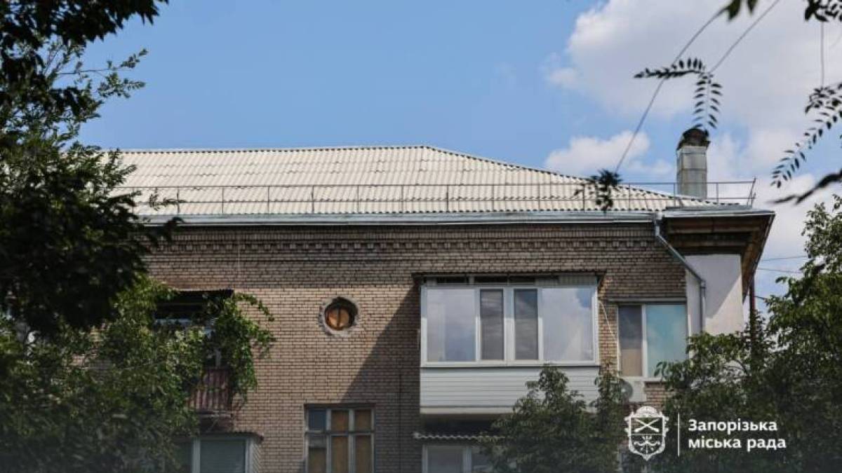 У Запоріжжі ремонтують дахи багатоповерхівок, пошкоджених обстрілами – що вже зроблено