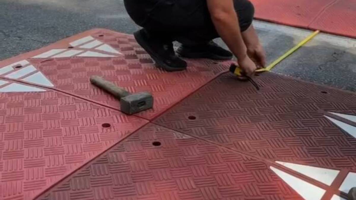 На дорогах Запоріжжя встановлюють «берлінські подушки»
