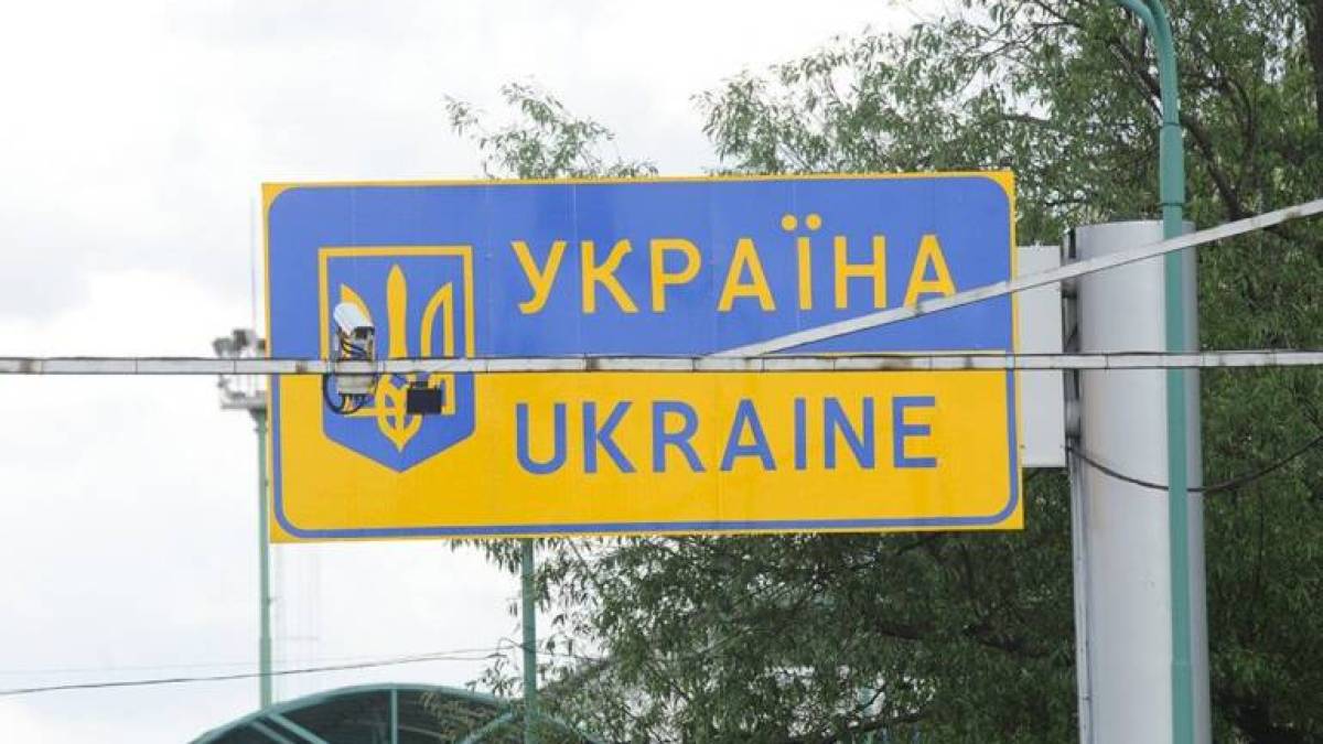 У Раду внесли законопроєкт про дозвіл чоловікам до 22-х років виїжджати за кордон