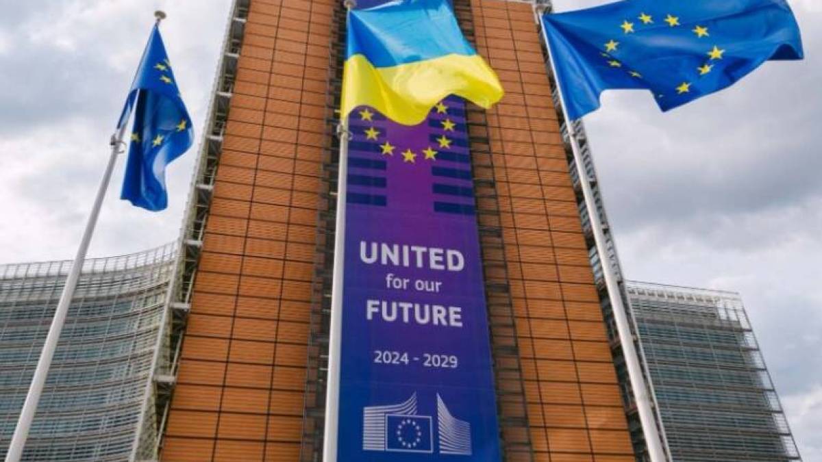 Перед штаб-квартирою Єврокомісії у Брюсселі замайорів український прапор: «Ми з вами»