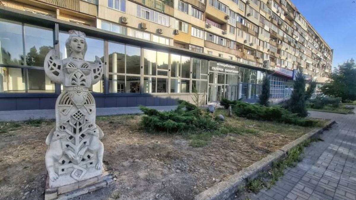 Як вигладає експозиція STANDWITHUKRAINE у Муніципальній галереї Запоріжжя
