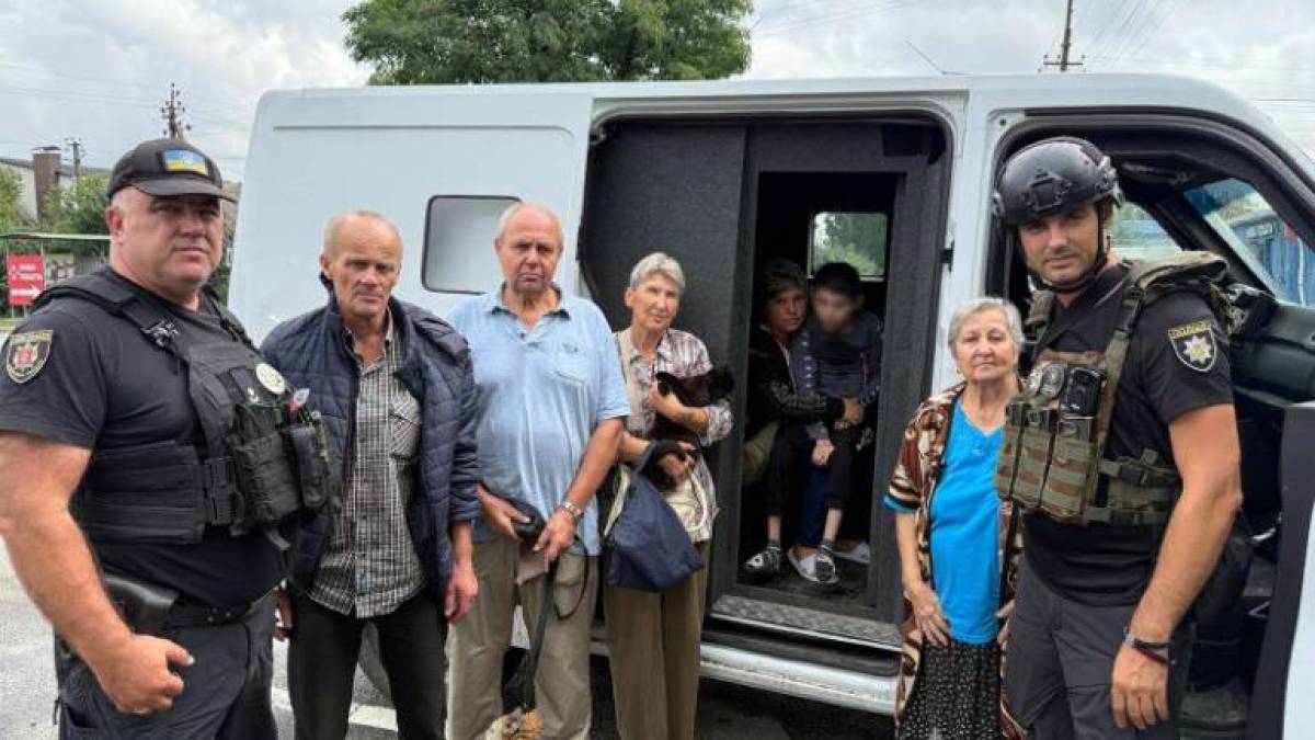 Евакуація триває: василівські поліцейські вивезли з Приморського ще шістьох людей