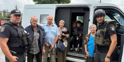 Евакуація триває: василівські поліцейські вивезли з Приморського ще шістьох людей