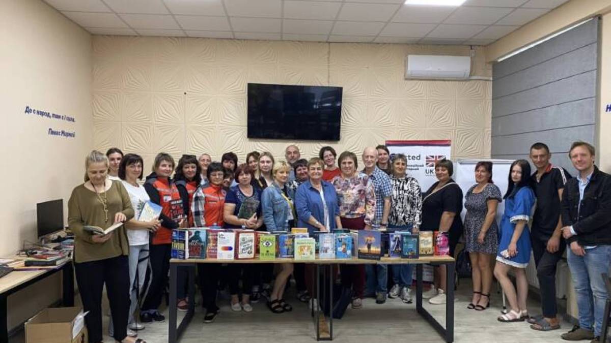 Украинский ПЕН передал библиотекам Запорожья полторы тысячи книг