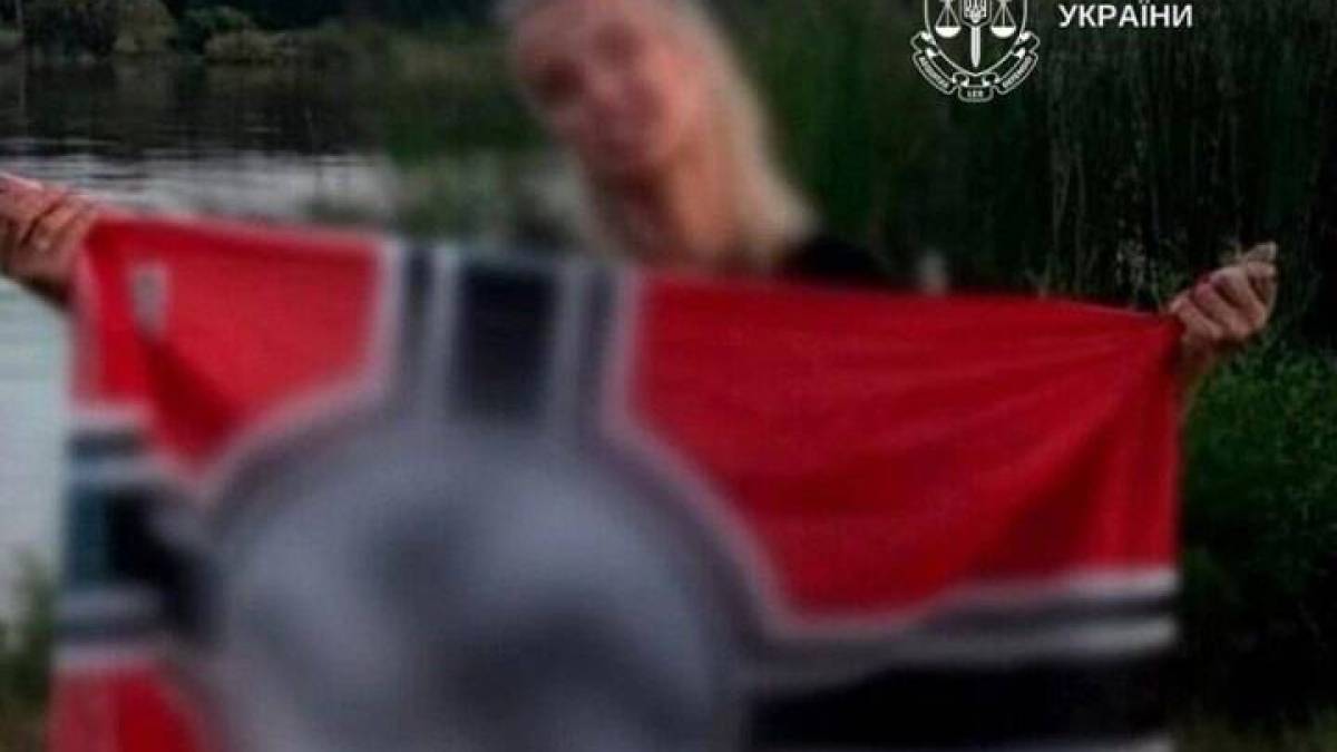 Повідомлено про підозру 23-річній киянці, яка поширила в Інстаграм фото з прапором Третього Рейху