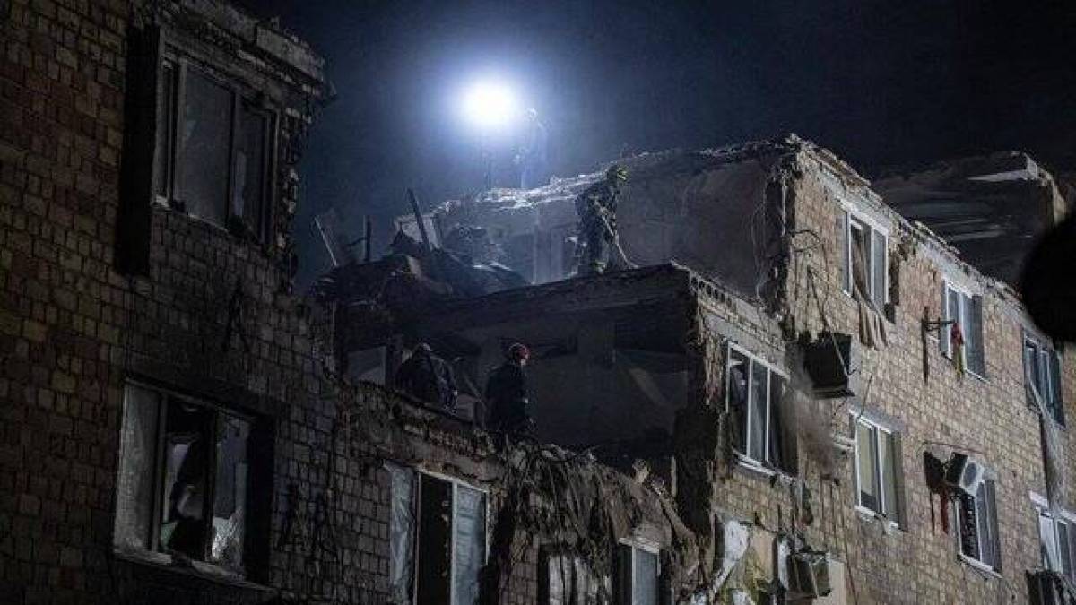 В Киеве продолжаются работы на месте разрушений в результате вражеского обстрела