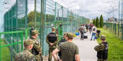Польща видворила з країни 15 громадян України