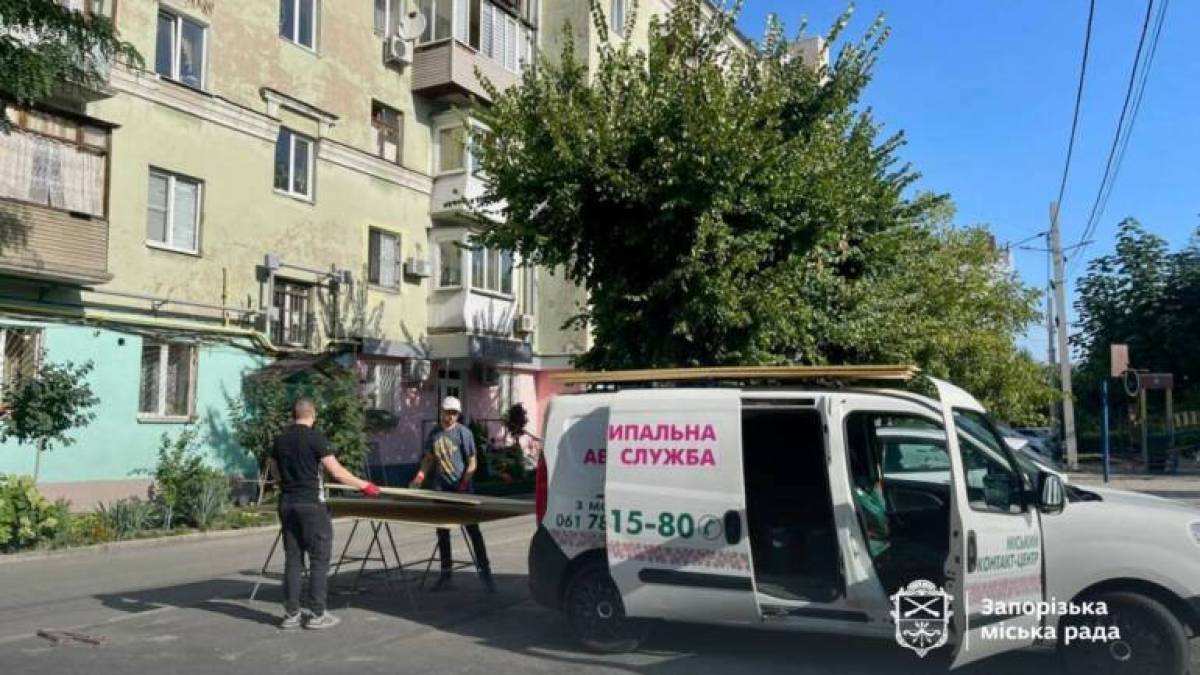 У Запоріжжі продовжують усувати наслідки ворожих обстрілів