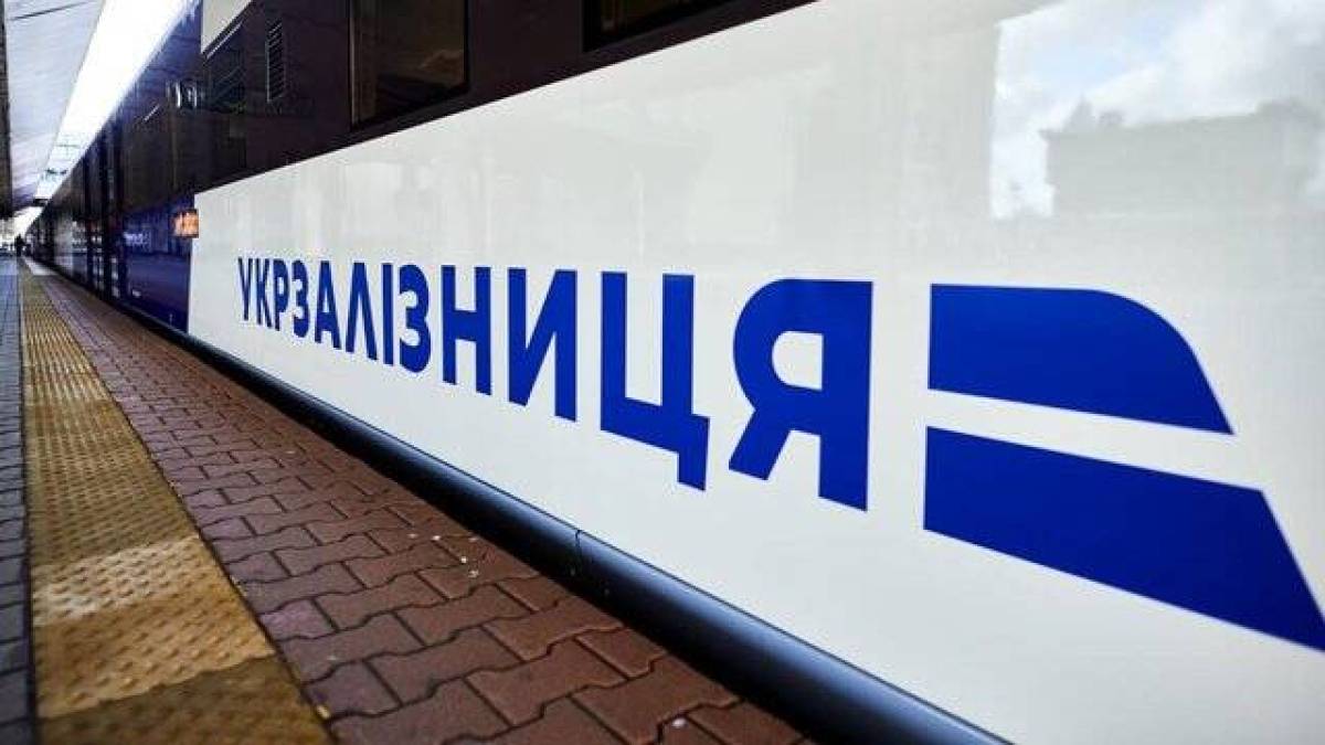 Низка поїздів прямує в об’їзд пошкодженої ділянки на Кіровоградщині, затримка рейсів — до 7 годин