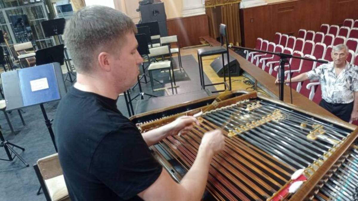 “Цимбали гули, як дзвіниця, дзвонили, як срібна осика…”