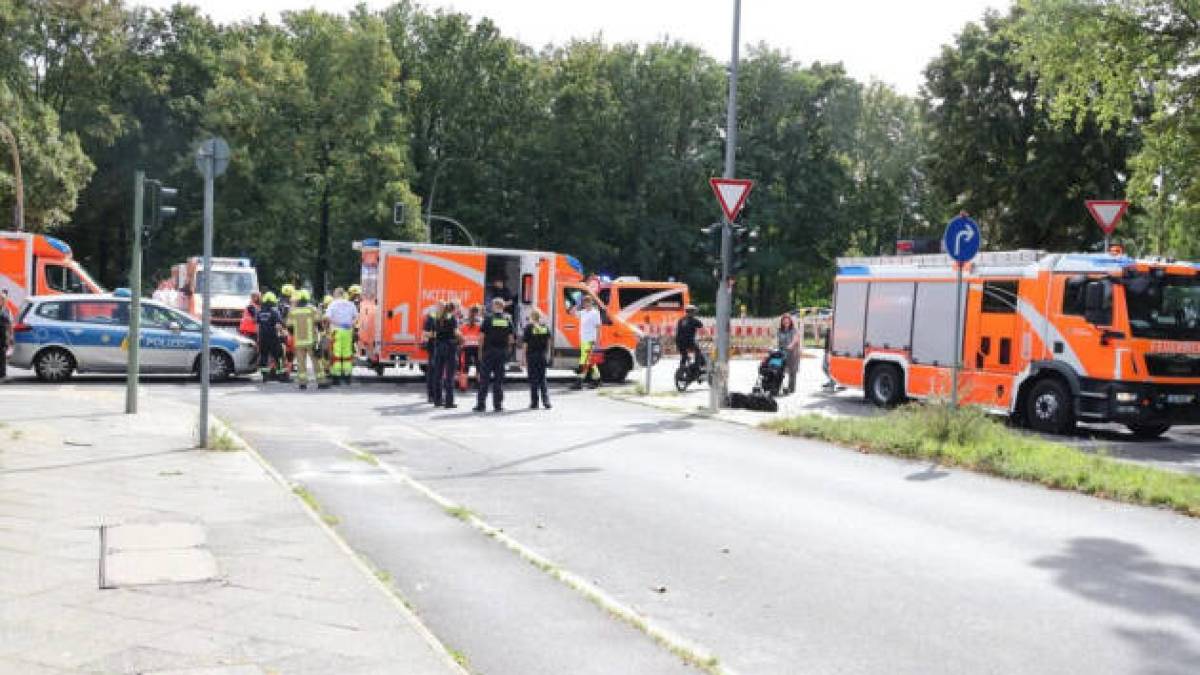 У Берліні авто в’їхало в натовп: є поранені, серед них — діти
