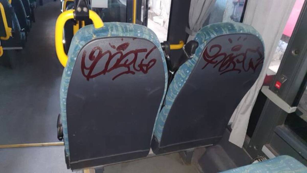 У Запоріжжі вандали зіпсували сидіння нового автобуса (фото)