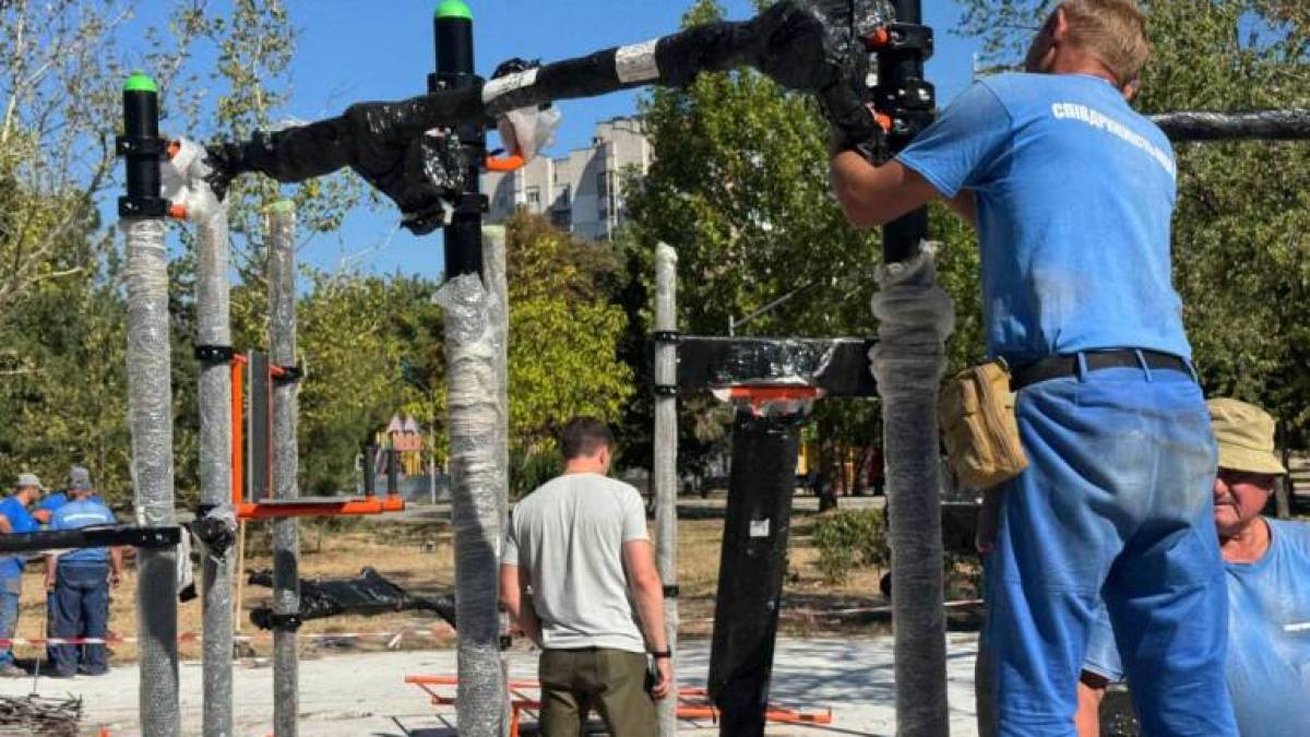 У парку спального району Запоріжжя встановлюють інклюзивні тренажери (фото, відео)