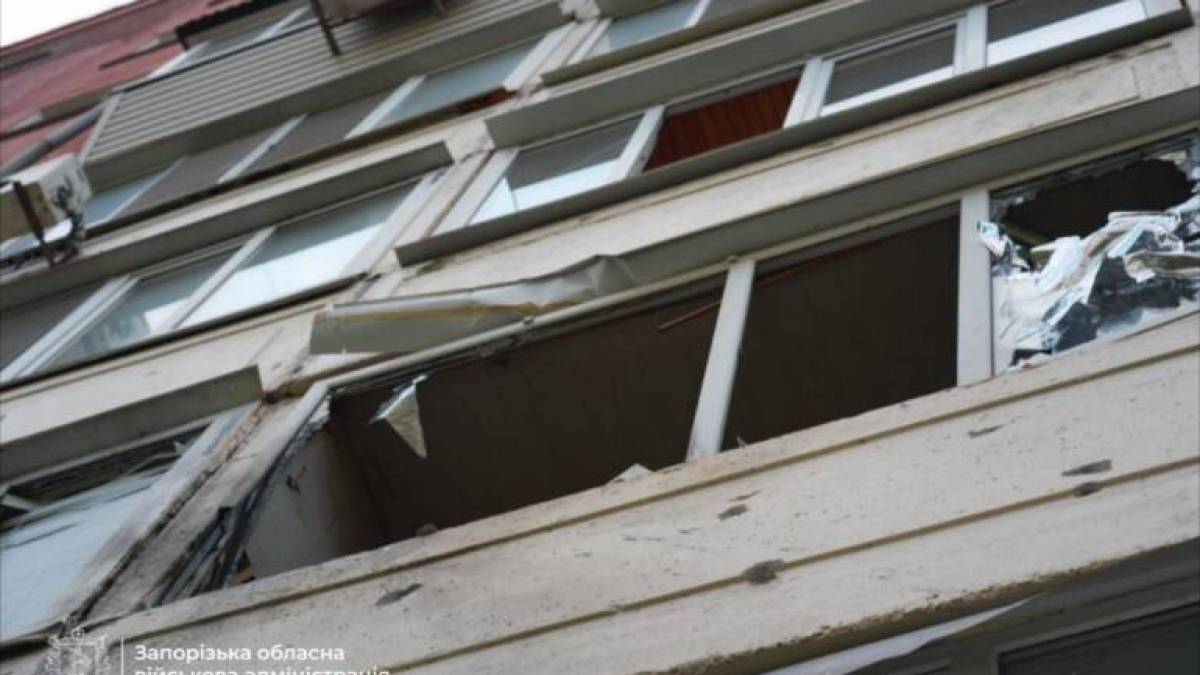 Двое людей поранені внаслідок ворожої атаки на Запоріжжя (фото, відео)
