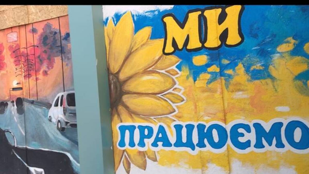 Через місяць після авіаудару центральний автовокзал Запоріжжя працює та радує яскравими картинами (фото, відео)