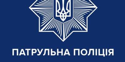 Запорізькі патрульні допомогли чоловіку, який випадково розбив скло та сильно порізав руку 