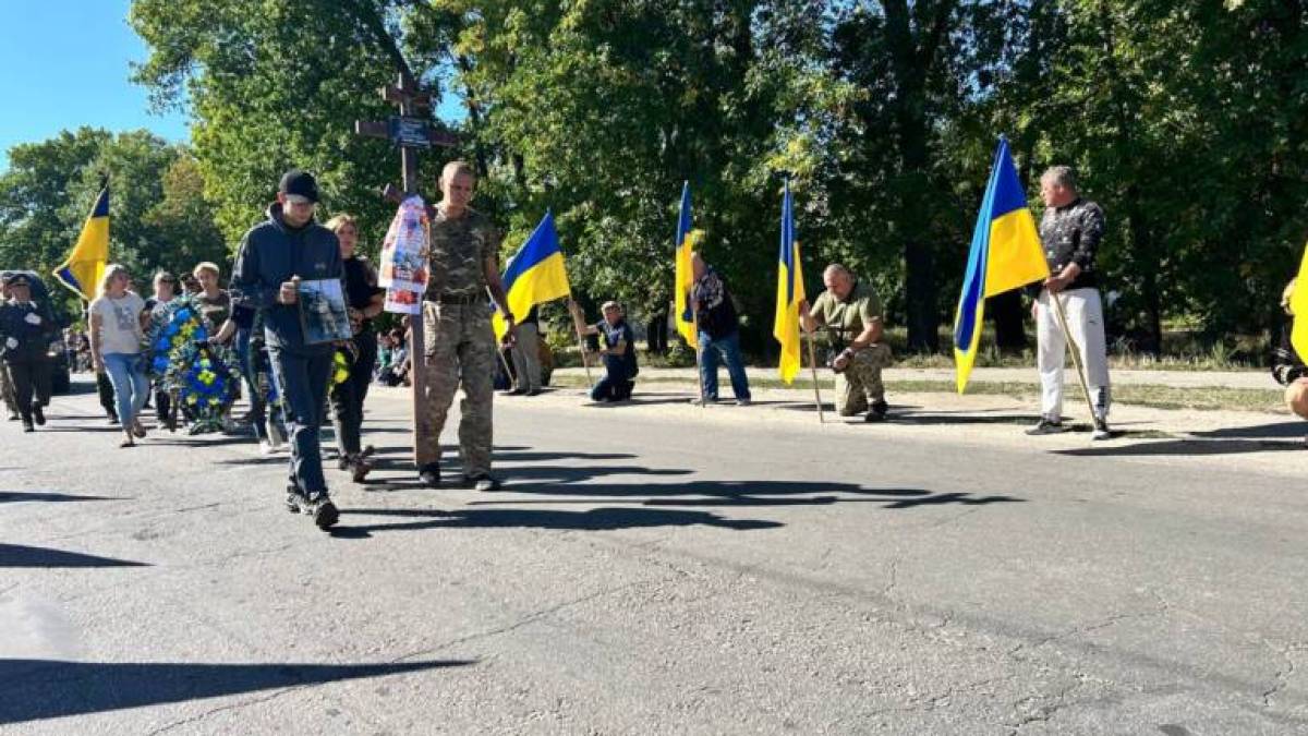 Мешканці Вільнянської громади провели в останню путь захисника, який загинув від важкого поранення