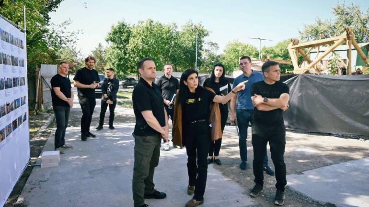 Віцепремʼєр-міністр Олексій Кулеба перевірив, як у Запоріжжі використовують державні кошти на відновлення зруйнованих будинків