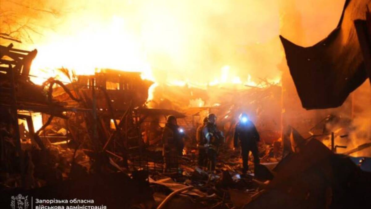 У Запоріжжі продовжується ліквідація наслідків ворожої атаки