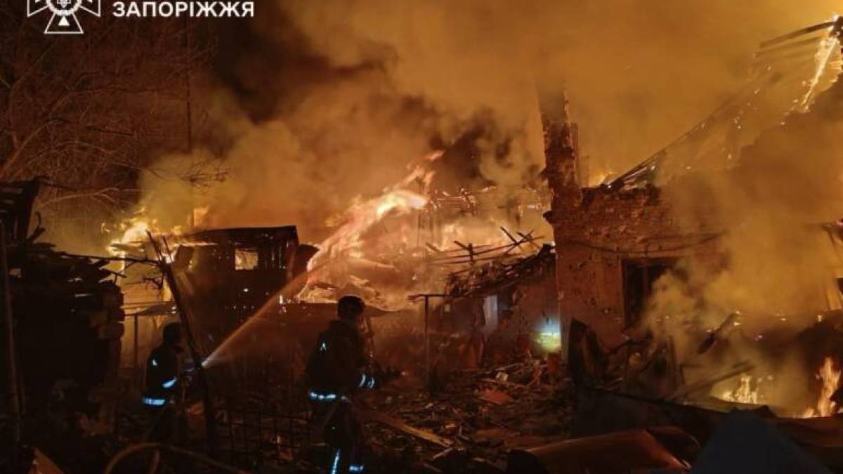  Внаслідок ворожої атаки у Запоріжжі виникли масштабні пожежі