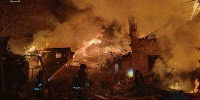  Внаслідок ворожої атаки у Запоріжжі виникли масштабні пожежі