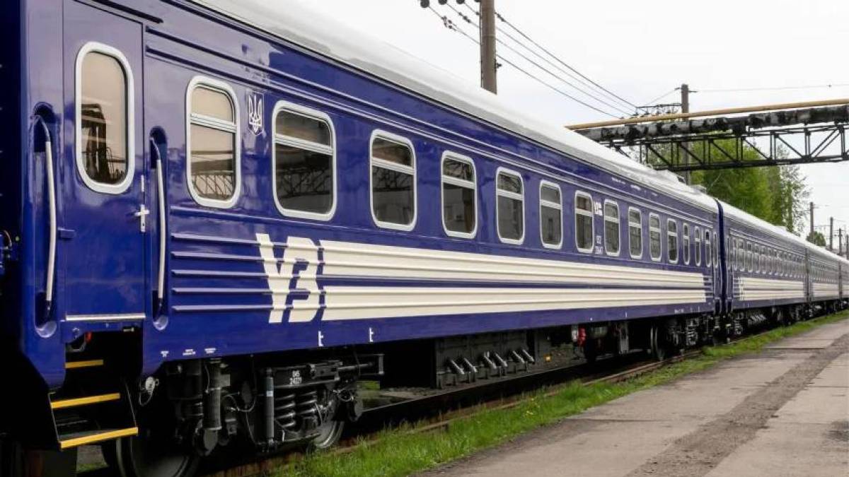Низка запорізьких потягів затримується через удари росіян по залізниці