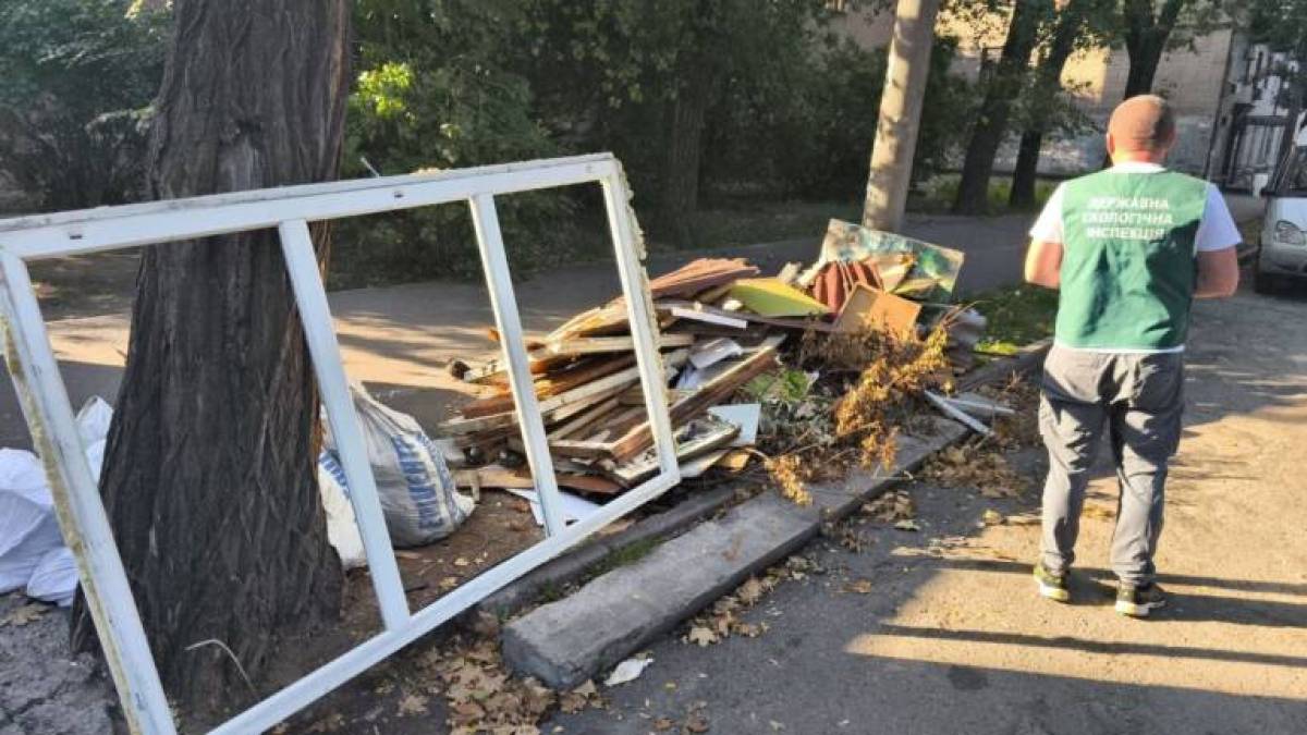 У рамках заходу з контролю за дотриманням вимог природоохоронного законодавства  виявили стихійне сміттєзвалище