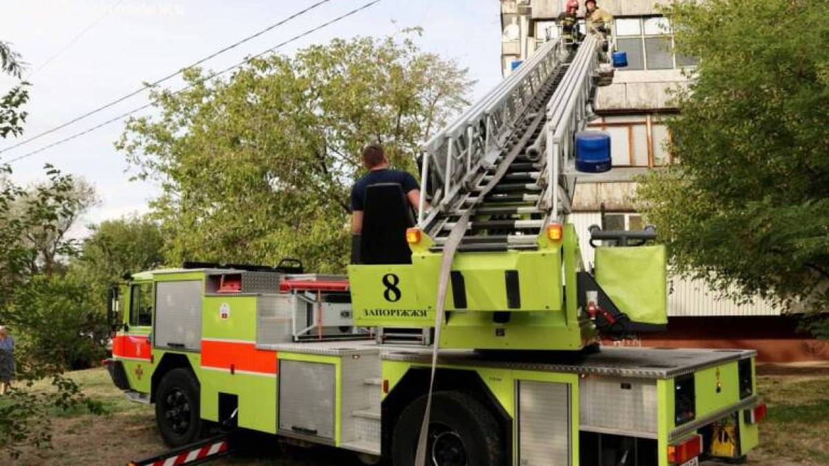 У Запоріжжі під час пожежі надзвичайники врятували жінку