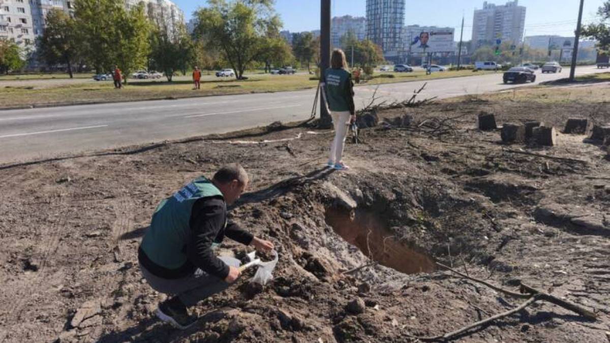 Величезні вирви після ворожих ударів по місту