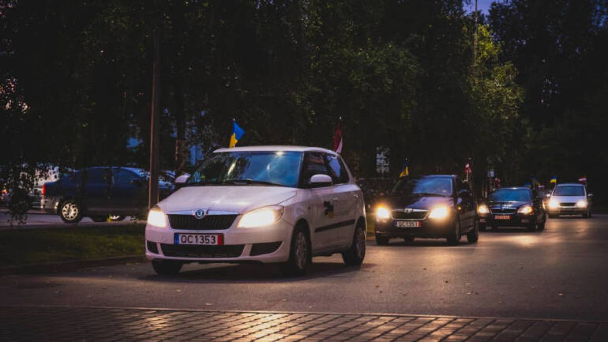 Держполіція Латвії відправила Україні автомобілі та мікроавтобуси