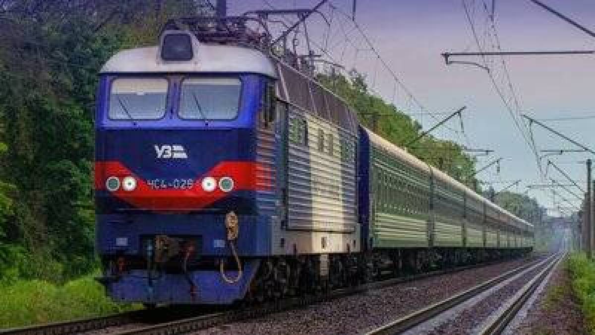 “Укрзалізниця” повідомляє про затримку рейсів через ворожі обстріли інфраструктури