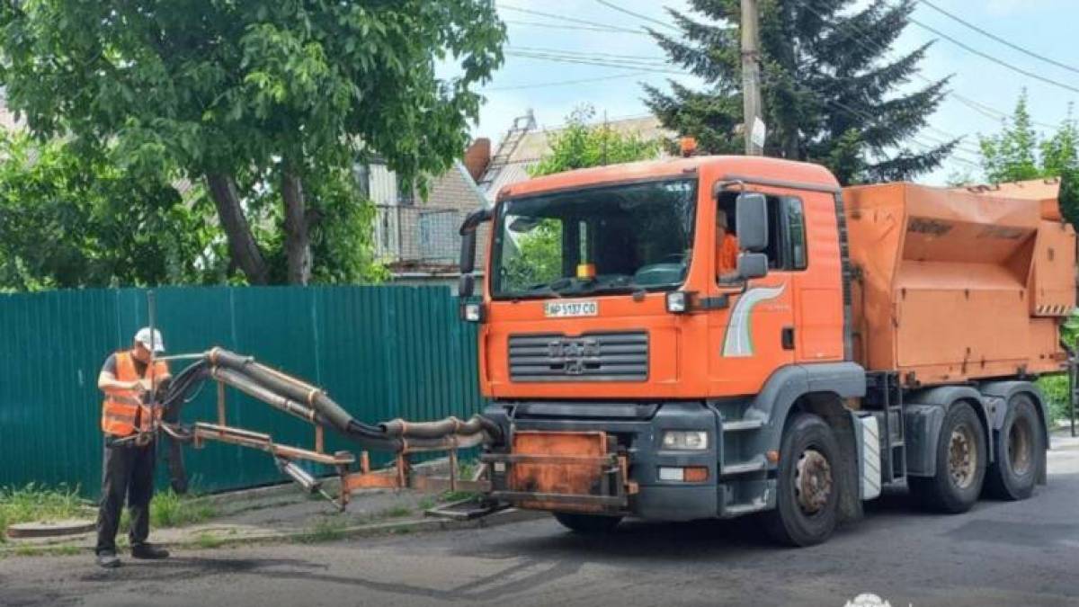 Запорізькі комунальники наводять лад у місті