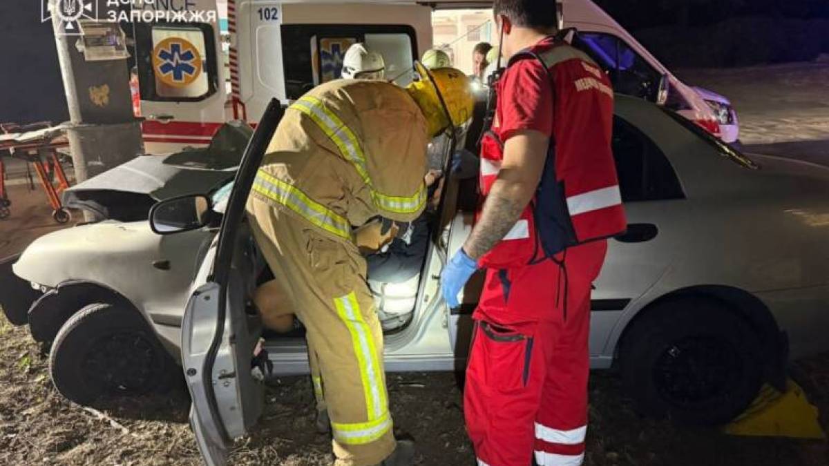 У Запоріжжі рятувальники надали допомогу травмованому водієві внаслідок ДТП 