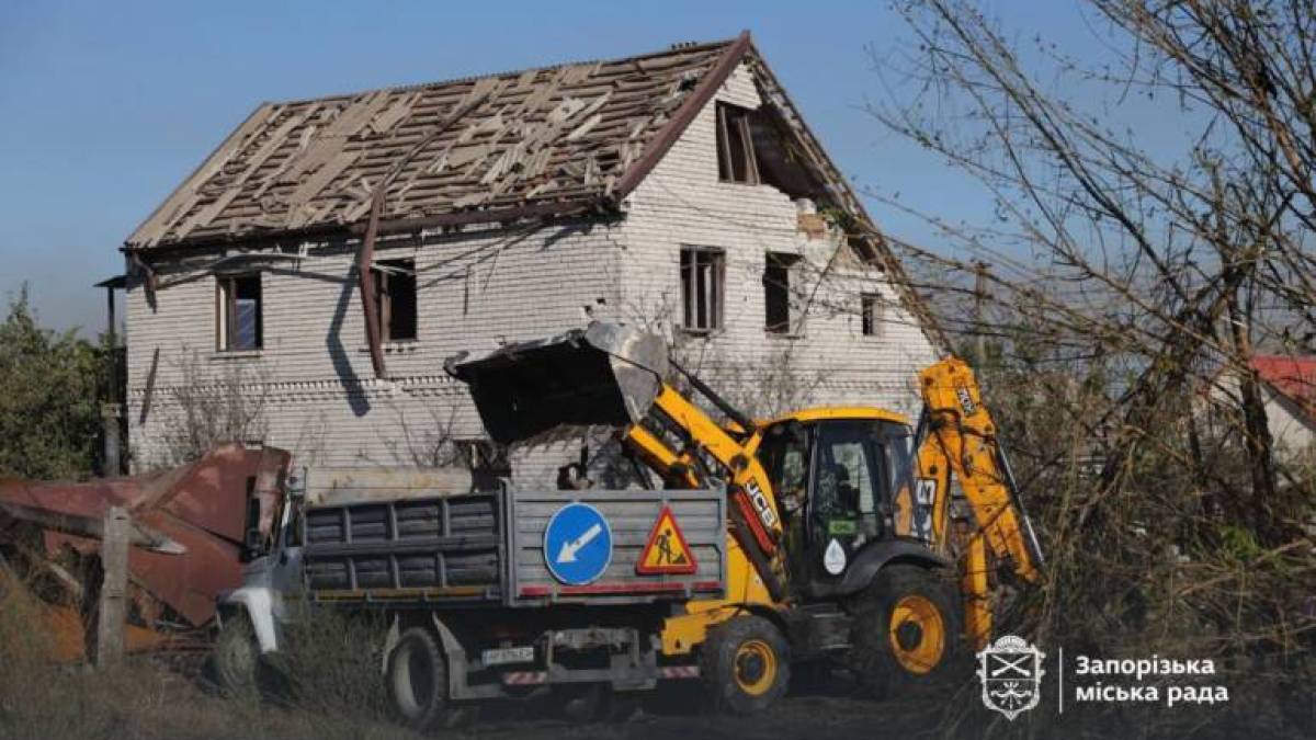 Внаслідок ворожої атаки на Запоріжжя постраждали понад 60 осель, ботанічний сад і навчальний заклад