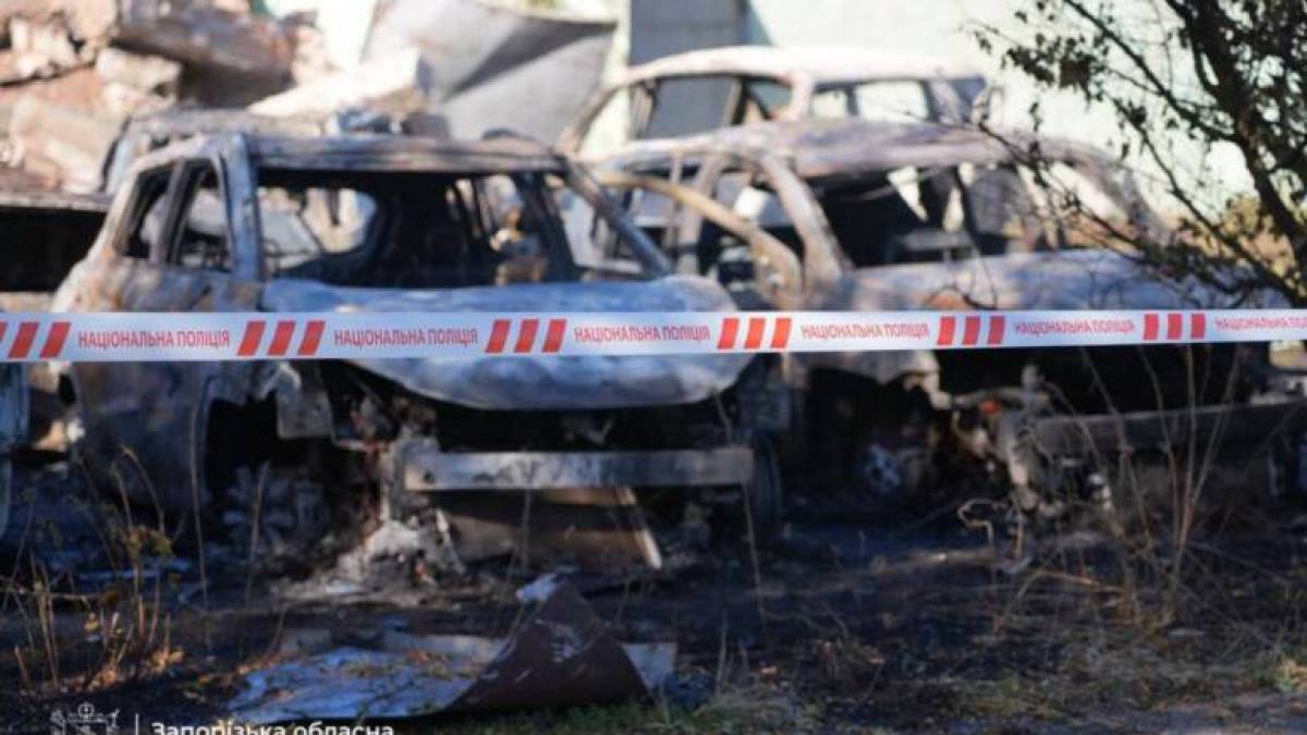 Удар по Запоріжжю знищив понад 10 автомобілей