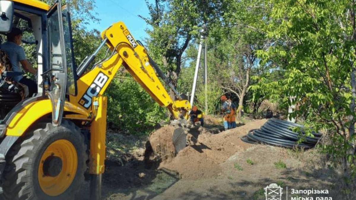 У Запоріжжі ремонтують аварійний водогін, який відслужив більше 40 років (фото)