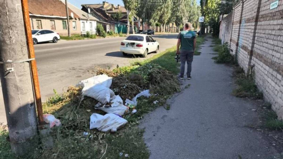 В Олександрівському районі сміттєзвалище влаштували прямо на тротуарі