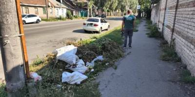 В Олександрівському районі сміттєзвалище влаштували прямо на тротуарі