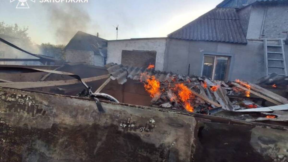 Ворожі обстріли спричинили три пожежі в Пологівському та Василівському районах
