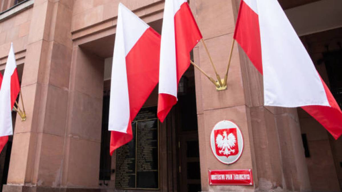 Польща закликала своїх громадян негайно залишити Білорусь