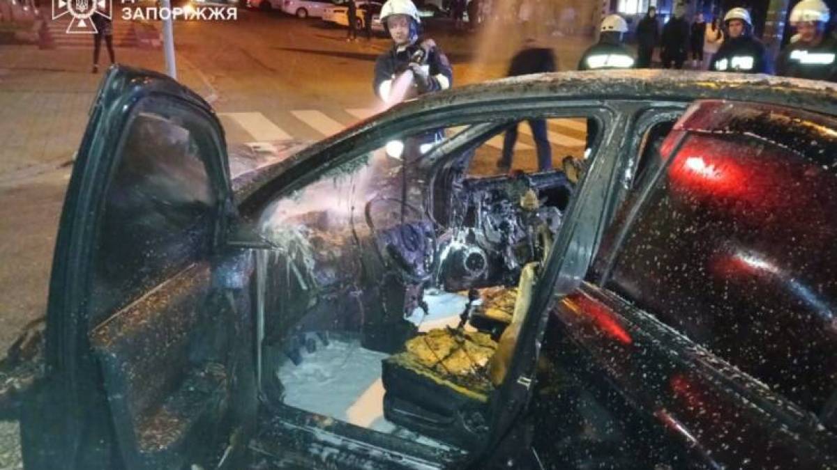 У Запоріжжі під час ДТП загорівся автомобіль (фото)